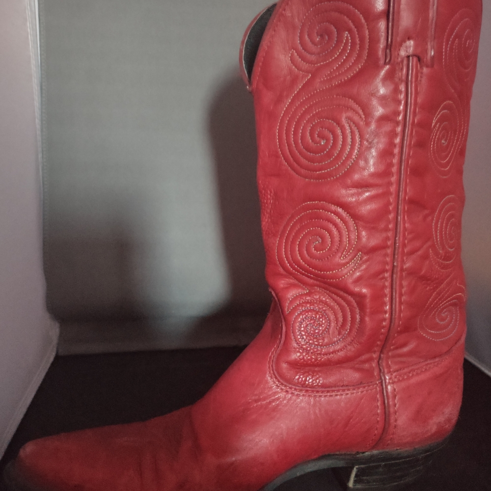 Elegant Red Swirl Heeled Boots - Picture 5 of 8